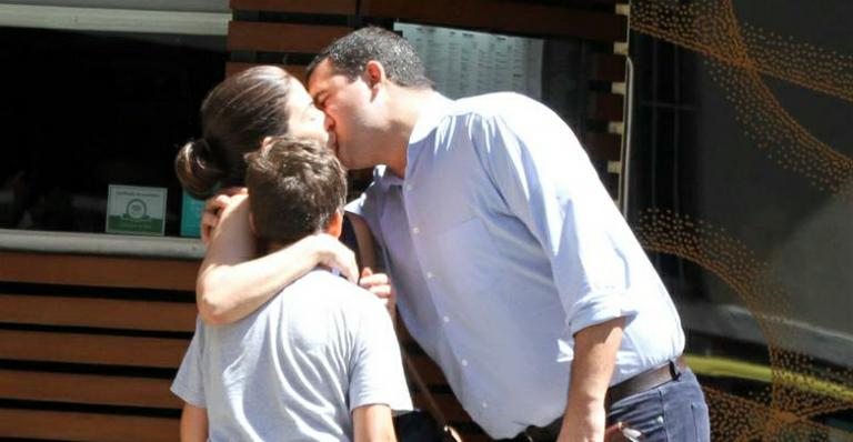 Renata Vasconcellos troca beijos com o marido no Rio