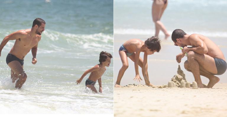 Daniel de Oliveira curte praia com o filho no Rio de Janeiro