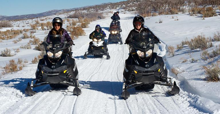 Fernanda Machado e seu noivo andam de snowmobile em Park City