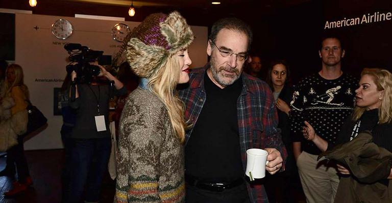 Kate Hudson chama atenção pelo seu estilo na festa da companhia American Airlines