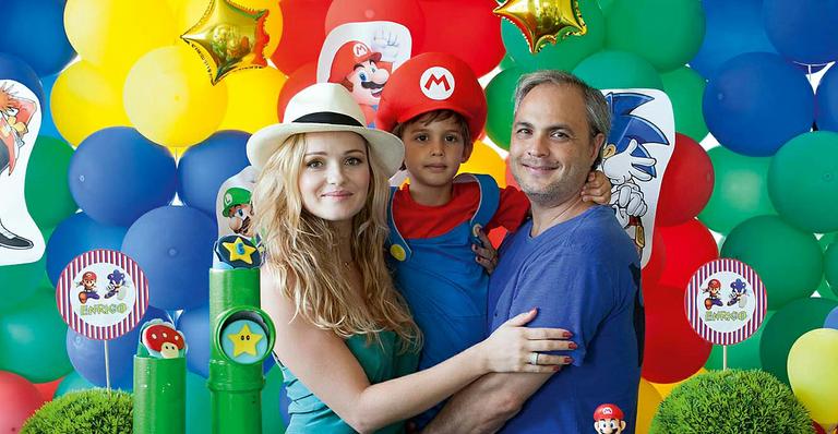 Nanda Ziegler comemora os seis anos do filho ao lado do marido Alexandre Avancini
