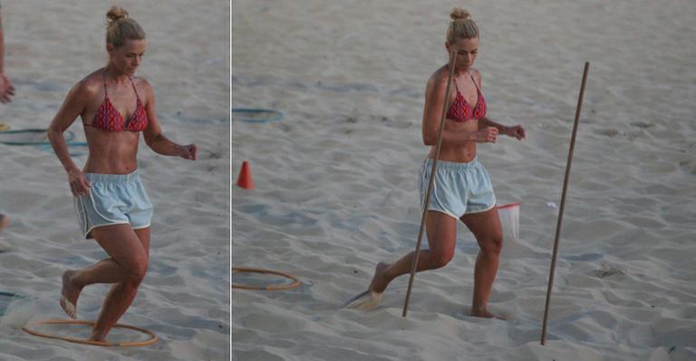 Carolina Dieckmann faz circuito de exercícios na areia da praia