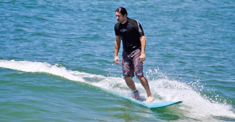 Murilo Benício, que é adepto ao surfe, pega onda na Barra da Tijuca em dia ensolarado
