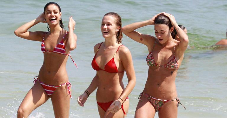 Sophie Charlotte, Fiorella Mattheis e Thaila Ayala se refrescam no Rio