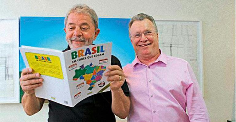 Lula recebe de presente o livro ‘Brasil em Cores que Colam’ do empresário Marcos Rossi