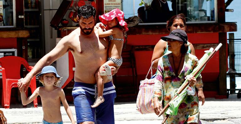 Thiago Lacerda em dia de praia com a mulher e os filhos na praia da Barra da Tijuca