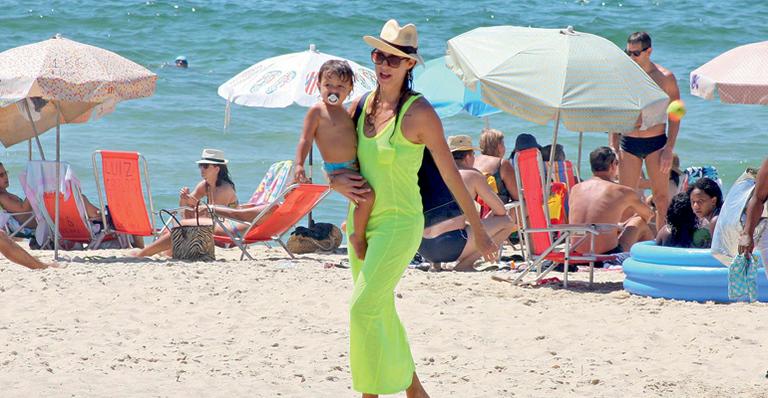 Luana Piovani exibe elegância com o filho em praia do Rio de Janeiro