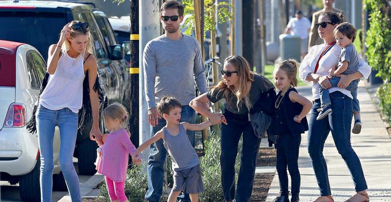 Tobey Maguire almoça com os filhos na Califórnia