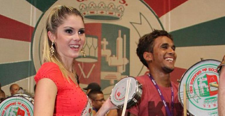 Bárbara Evans cai no samba no ensaio da Grande Rio