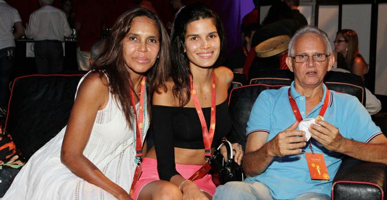 Raica Oliveira comemora 30 anos ao lado da família