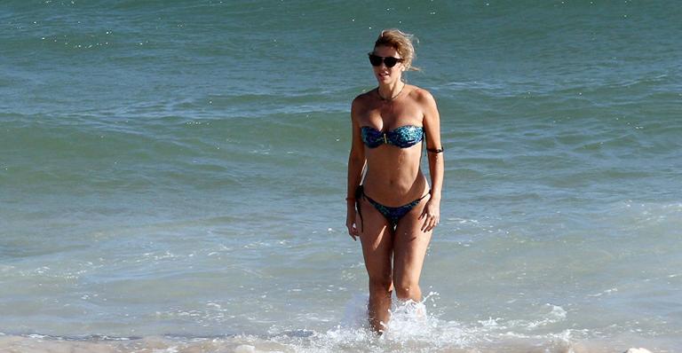 Christine Fernandes mostra sua boa forma na Barra da Tijuca