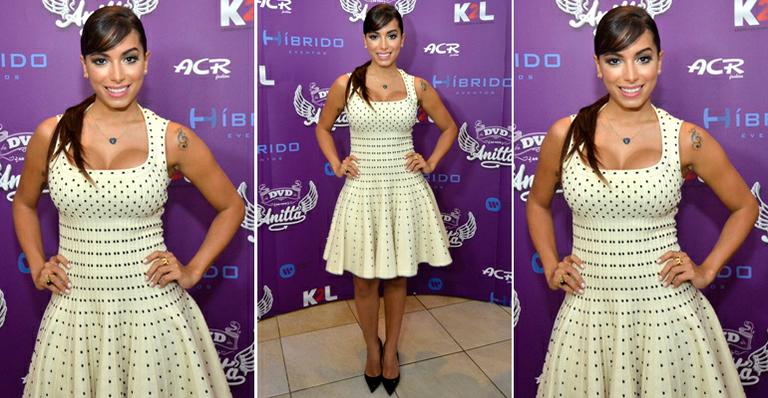 Poderosa! Cantora Anitta aposta em vestido midi com estampa de poás. Expert explica como usar este look e arrasar