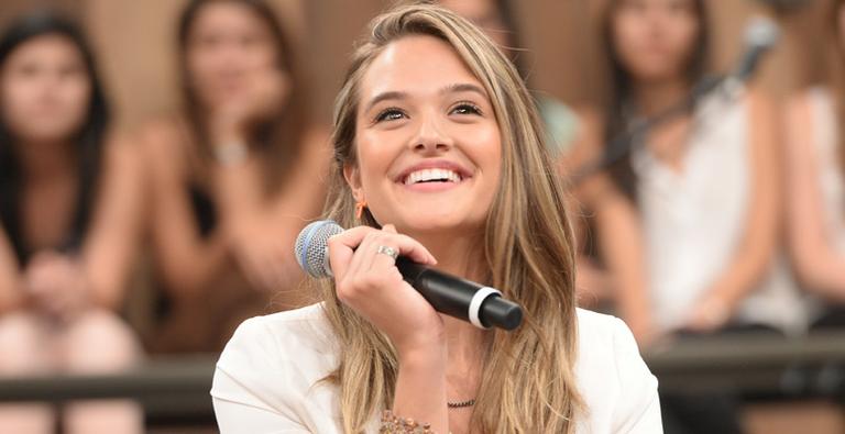 Juliana Paiva mostra vídeo fofo de sua infância