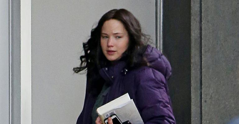 De peruca, Jennifer Lawrence volta a filmar Jogos Vorazes