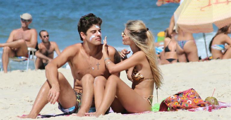 Yasmin Brunet curte praia com o marido, Evandro Soldati