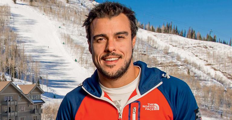 Joaquim Lopes, sem Paolla Oliveira, se diverte na neve
