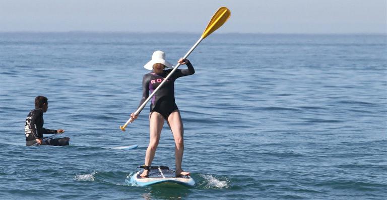 De férias! Bárbara Paz faz stand up paddle no Rio de Janeiro