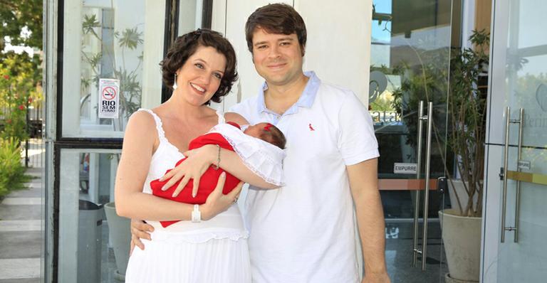 Larissa Maciel deixa a maternidade com a filha Milena e o marido André