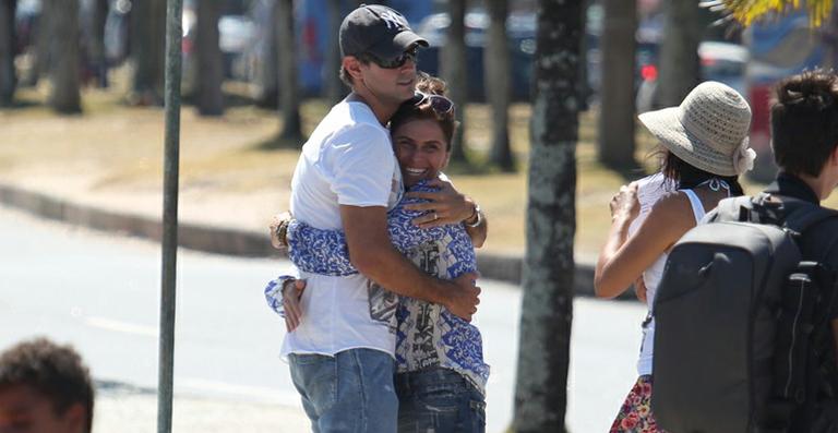 Giovanna Antonelli troca carinhos com o marido nos bastidores de gravação