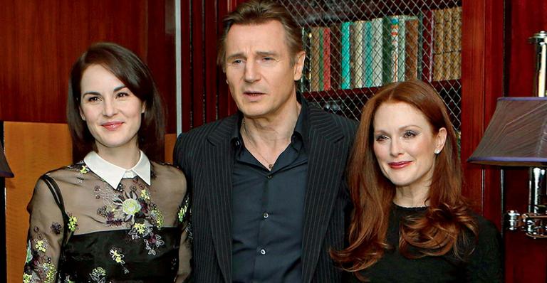 Michelle Dockery, Liam Neeson e Julianne Moore juntos em première
