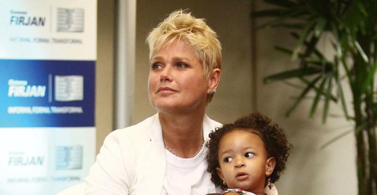Xuxa vai a formatura de 31 jovens do projeto Vira Vida, do qual é madrinha