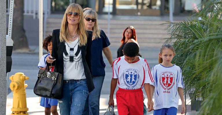Heidi Klum compra material esportivos com os filhos