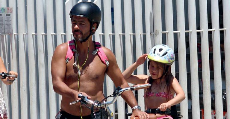 Marcos Palmeira em passeio de bicicleta com a filha Júlia