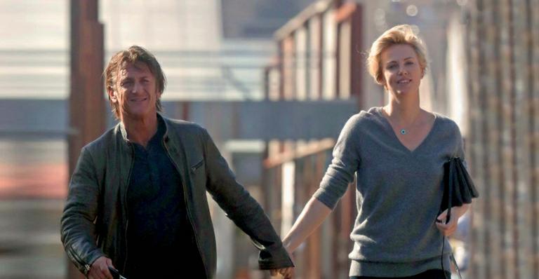 Sean Penn e Charlize Theron assumem relação e deixam a discrição de lado