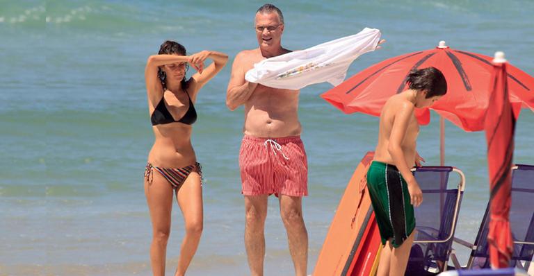 Pedro Bial dá uma pausa no BBB e curte os filhos em praia do Rio de Janeiro