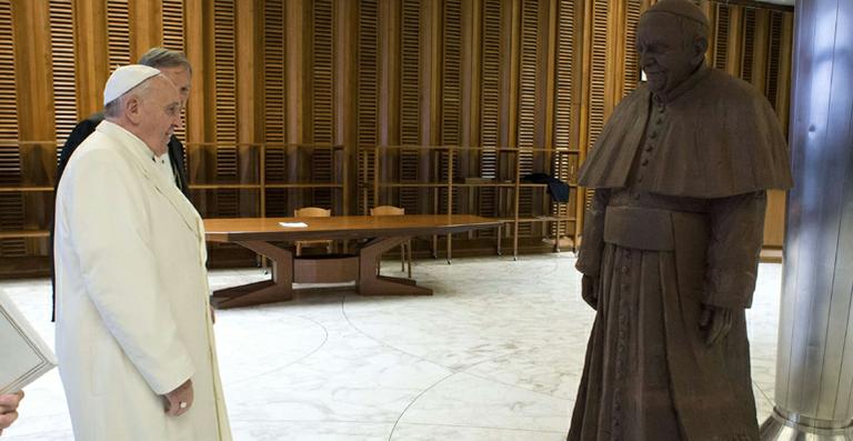 Papa Francisco encontra a sua versão de chocolate em tamanho real