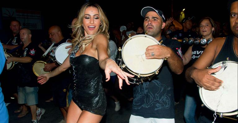 Sabrina Sato exibe corpo sarado no ensaio da escola de samba Gaviões da Fiel