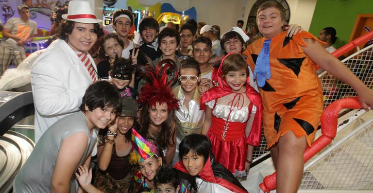 Elenco de Chiquititas comemora o aniversário de Filipe Cavalcante