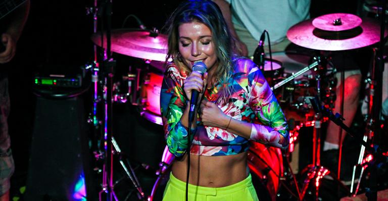 Diva! Luiza Possi exibe barriga sarada em show