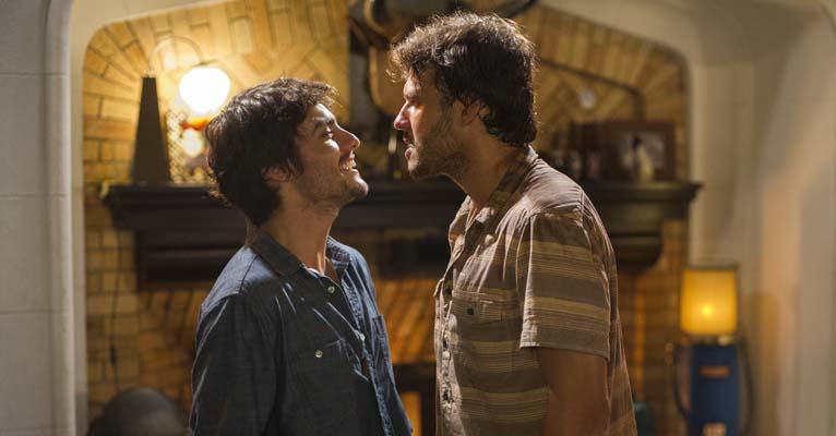 Em Família: Vírgilio flagra Laerte traindo Helena e os dois brigam