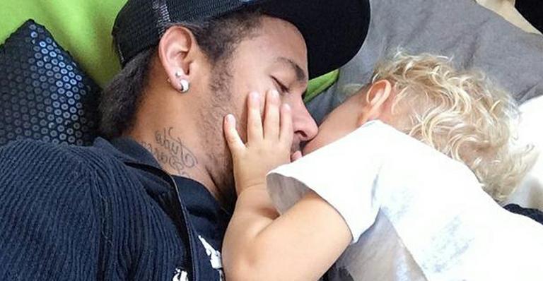 Neymar recebe o carinho do filho, Davi Lucca, em Barcelona