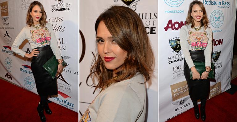 Jessica Alba mostra sua atitude ao misturar couro e moletom em look noturno