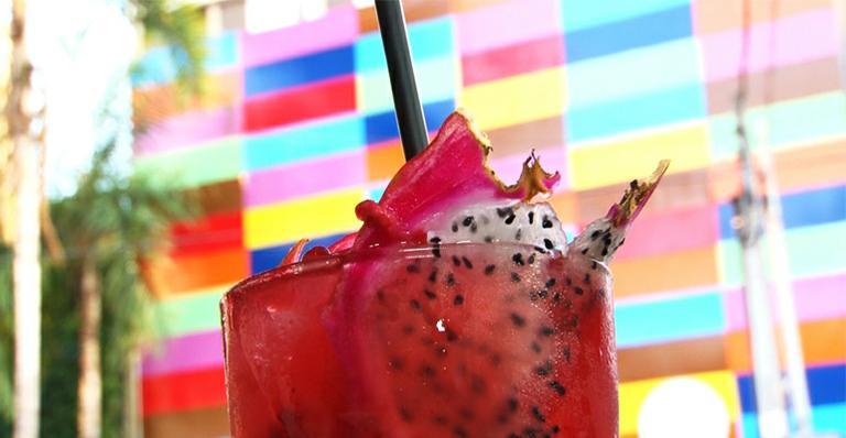 Aprenda a fazer uma caipirinha light (e exótica)