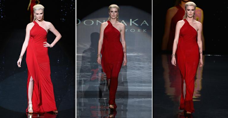 Ireland Baldwin, filha de Kim Basinger, chama atenção em passarela durante NYFW