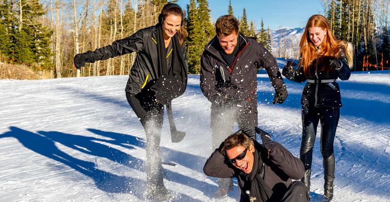 Murilo Rosa brinca e cai na neve com amigos em Park City