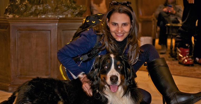 Fernanda Tavares brinca e tira fotos com cachorro durante viagem a Park City
