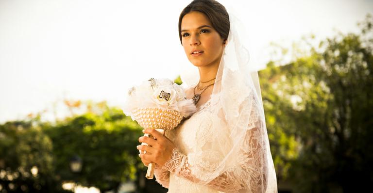 Bruna Marquezine usa vestido de noiva clássico na novela Em Família
