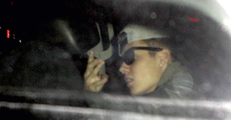 Justin Bieber, em fase polêmica, tem passagem controlada pelos EUA