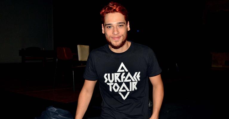 Bruno Fagundes muda o visual e fica ruivo