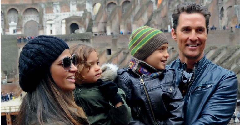Matthew Mcconaughey e Camila Alves fazem tour com os filhos na Europa