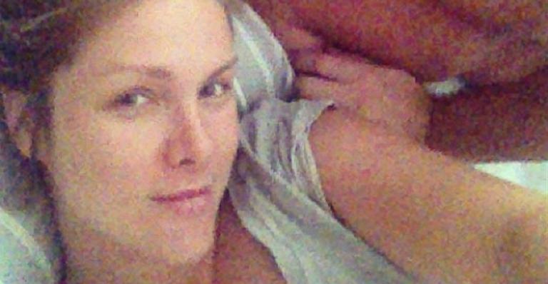 Na reta final da gravidez, Ana Hickmann posa na cama sem maquiagem