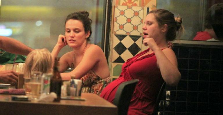Bianca Bin janta com Carolinie Figueiredo no Rio