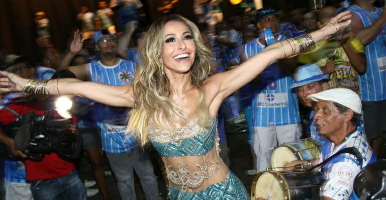 Sabrina Sato comemora seu aniversário na quadra da Vila Isabel