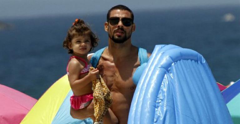 Cauã Reymond curte praia no Rio com a filha, Sofia