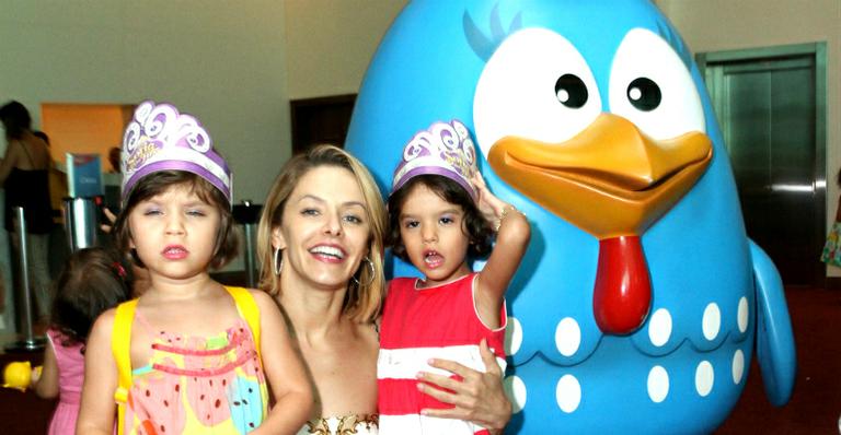 Bianca Rinaldi, de Em Família, leva as gêmeas ao teatro