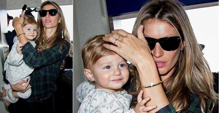 Com a cara da mãe, filha de Gisele Bündchen posa sorridente para fotógrafos